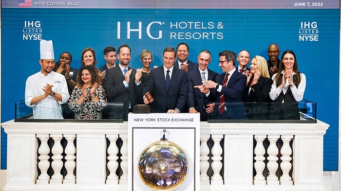 Tổng Giám Đốc điều hành IHG Hotels & Resorts ông Keith Barr cùng Giám đốc tài chính Paul Edgecliffe-Johnson, các Tổng Giám đốc khách sạn, nhân viên cấp cao và đồng nghiệp tại IHG đã thực hiện thủ tục rung chuông đánh dấu kỷ niệm cột mốc 6.000 khách sạn tại Sàn Giao dịch Chứng khoán New York.